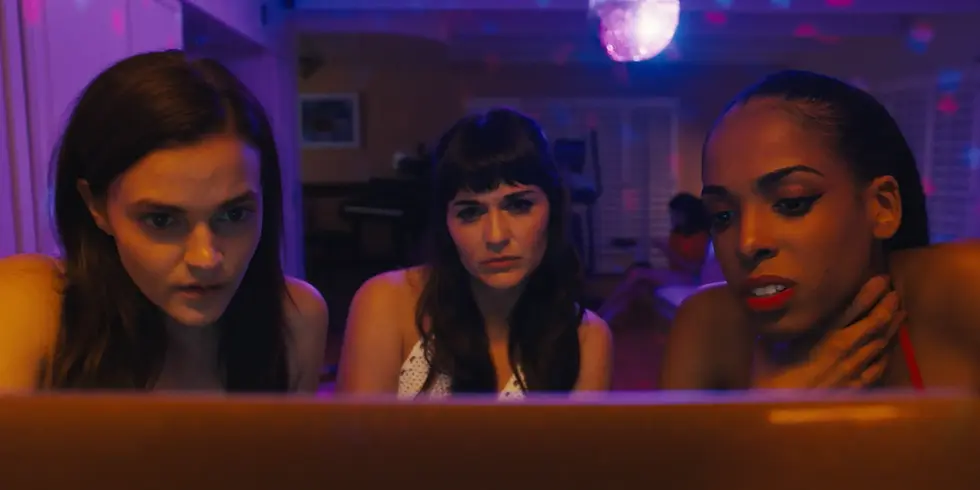 Madeline Brewer und weitere Darstellerinnen in einer Szene aus „Cam“, dem Horror-Thriller, der bis 2025 bei Netflix verfügbar war.