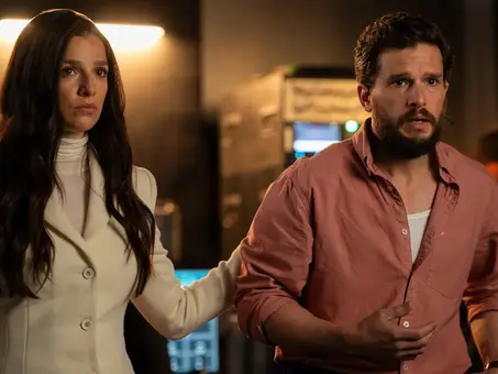 Szene aus der HBO-Serie „Industry“: Marisa Abela und Kit Harington stehen angespannt nebeneinander.