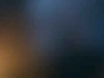 Eine langhaarige Frau mit hellem Haar und Blumenkranz steht mit dem Rücken zur Kamera in einer düsteren Kellerzelle. Vor ihr ist an die Wand in dunkler Schrift „WEDNESDAY MUST DIE“ geschrieben, beleuchtet von einer einzelnen Kerze links im Bild.