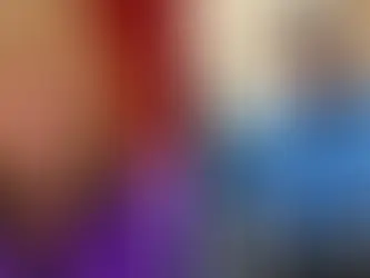 Doris Kearns Goodwin lächelt vor rotem Hintergrund (links) und Drehbuchautor David Hemingson mit Schild (rechts), der das Drehbuch zu „An Unfinished Love Story: A Personal History of the 1960s“ schreiben soll.