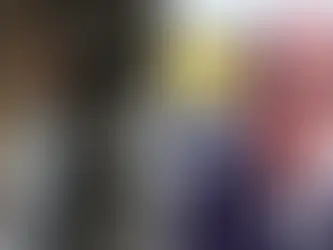 Szenenbild aus „The Housemaid – Wenn sie wüsste“ mit Hauptdarstellerin Sydney Sweeney neben Regisseur Paul Feig bei einem öffentlichen Auftritt, kombiniert in einer Split-Bildmontage zur Fortsetzung „The Housemaid 2“