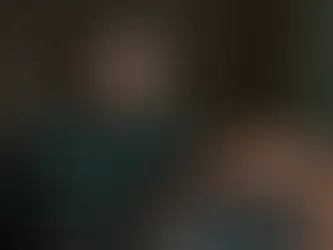 Dominic McLaughlin als Harry Potter in Alltagskleidung mit runder Brille neben einem hölzernen Käfig am Bahnhof vor der Abfahrt des Hogwarts-Expresses in der ersten Staffel der HBO-Serie „Harry Potter“.