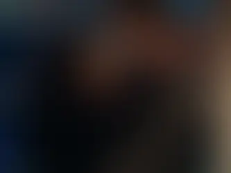 Keke Palmer als Samira Fisher und Jack Whitehall als Rob Fisher stehen sich umarmend in einem Wohnzimmer vor einem großen Fenster in der Serie „The ’Burbs – Meine teuflischen Nachbarn“.