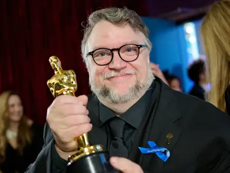 Guillermo del Toro hält bei der 95. Oscar-Verleihung 2023 eine Oscar-Statue in den Händen. Der Regisseur wurde 2026 in das Führungsgremium der Academy gewählt.
