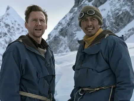 Tom Hiddleston und Genden Phuntsok vor verschneiter Bergkulisse in „Tenzing“, dem Eröffnungsfilm des 22. Zurich Film Festival.