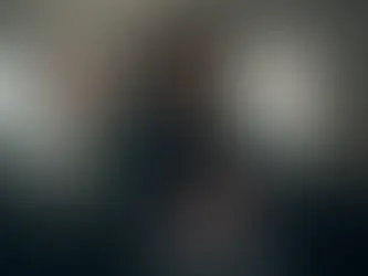 Jaz Sinclair als Marie Moreau in „Gen V“ (Staffel 2): Die junge Frau steht in einem abgedunkelten Raum vor mehreren hellen Scheinwerfern und streckt konzentriert ihre Hand nach vorn