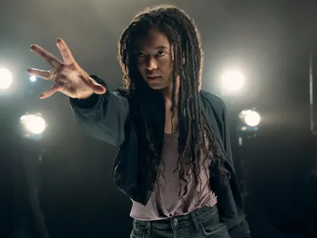 Jaz Sinclair als Marie Moreau in „Gen V“ (Staffel 2): Die junge Frau steht in einem abgedunkelten Raum vor mehreren hellen Scheinwerfern und streckt konzentriert ihre Hand nach vorn