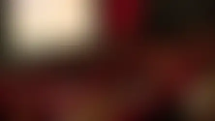 Publikum in einem voll besetzten Kinosaal beim LICHTER Filmfest Frankfurt während einer Filmvorführung mit Moderation vor der großen Leinwand.