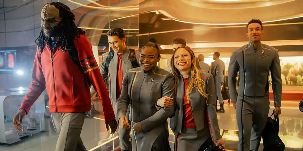 Szene aus „Star Trek: Starfleet Academy“: Eine Gruppe junger Kadetten in grauen Uniformen läuft lachend durch die futuristische Sternenflottenakademie.