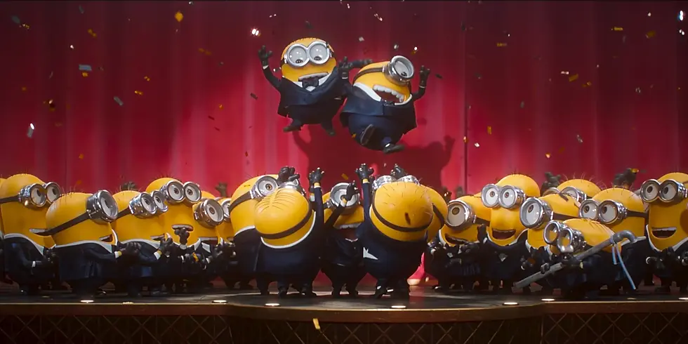 Die Minions feiern auf einer Bühne in „Minions & Monster“ im Kinojahr 2026.
