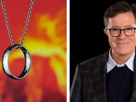 Geteiltes Bild: Links ein silberner Ring an einer Kette vor einem rot-orange glühenden Hintergrund, der an Lava erinnert; rechts ein Porträt von Stephen Colbert vor schwarzem Hintergrund, in Anzug und Brille, leicht lächelnd.