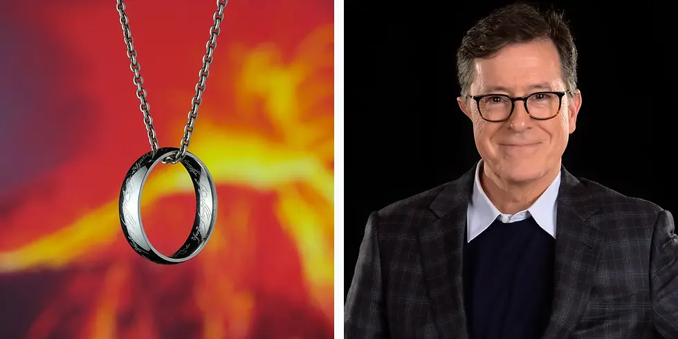 Geteiltes Bild: Links ein silberner Ring an einer Kette vor einem rot-orange glühenden Hintergrund, der an Lava erinnert; rechts ein Porträt von Stephen Colbert vor schwarzem Hintergrund, in Anzug und Brille, leicht lächelnd.