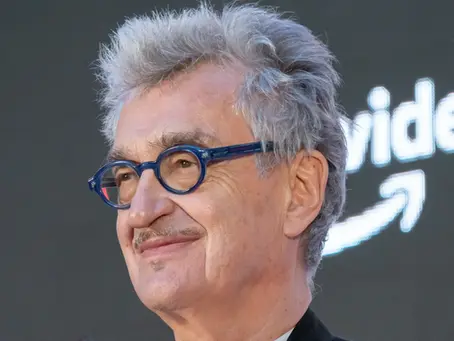 Regisseur Wim Wenders bei einem öffentlichen Auftritt auf dem roten Teppich des Tokyo International Film Festival 2023. Der Filmemacher steht aktuell wegen der Debatte um seinen Film „Falsche Bewegung“ und die darin enthaltene Szene mit Nastassja Kinski im Fokus der Öffentlichkeit.