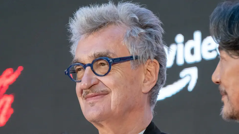 Regisseur Wim Wenders bei einem öffentlichen Auftritt auf dem roten Teppich des Tokyo International Film Festival 2023. Der Filmemacher steht aktuell wegen der Debatte um seinen Film „Falsche Bewegung“ und die darin enthaltene Szene mit Nastassja Kinski im Fokus der Öffentlichkeit.