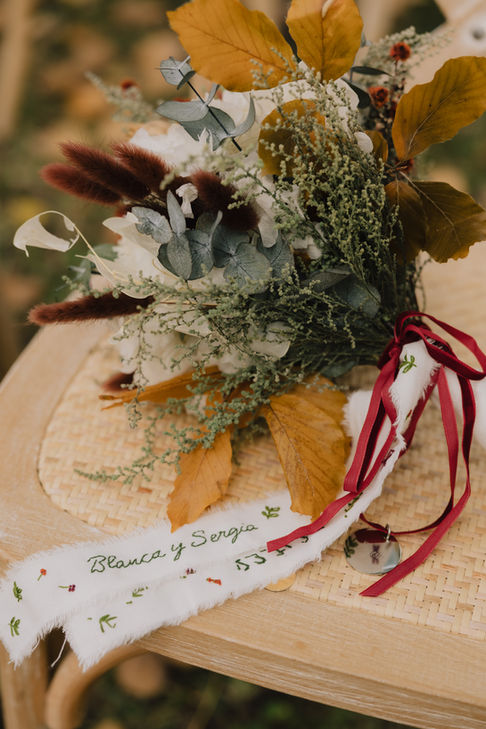 Ramo de novia con flores otoñales y tonos ocres en Hacienda Almoguera