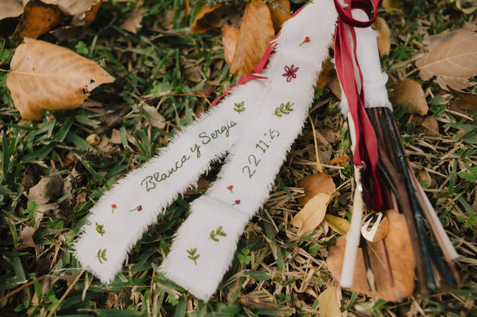 Ramo de novia con flores otoñales y tonos ocres en Hacienda Almoguera