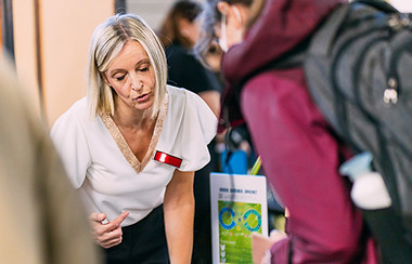 docent Els Knaepen van Hogeschool PXL geeft gasten uitleg bij het STEMOOV-model