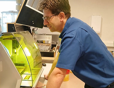 Tom De Weyer van Makerspace UHasselt/Hogeschool PXL geeft uitleg bij de machines