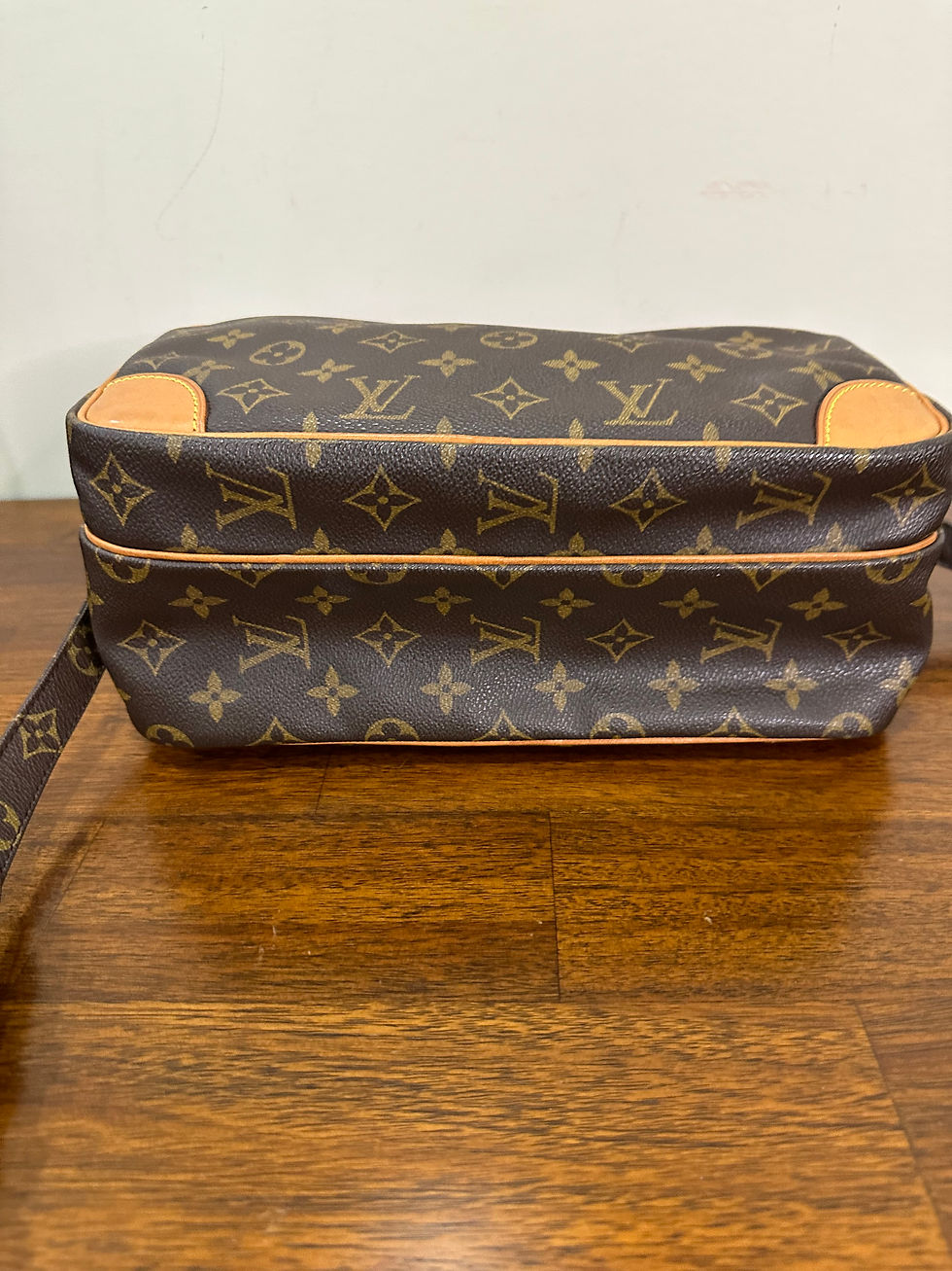 Thumbnail: Louis Vuitton Monogram Nil Messenger Bag