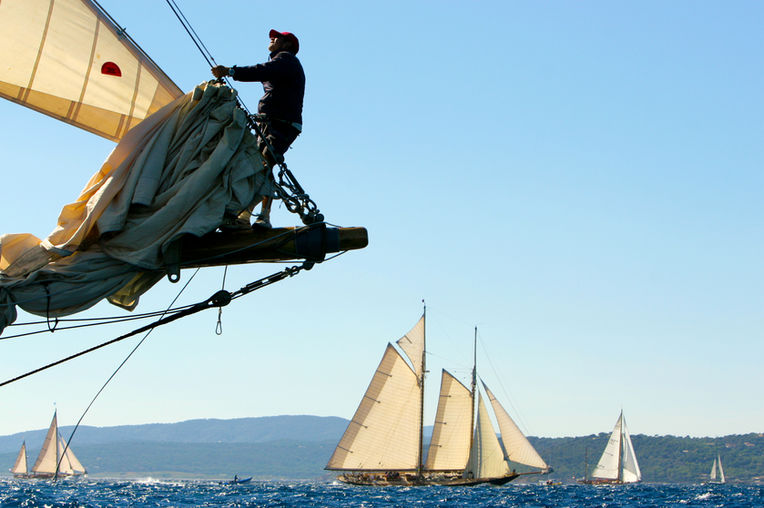 Équipage en pleine manœuvre pendant une course de voile