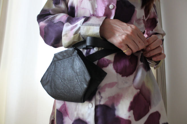 Bolsa Capitu Versão 4 - com alça longa/cinto e alça de mão em couro e madeira