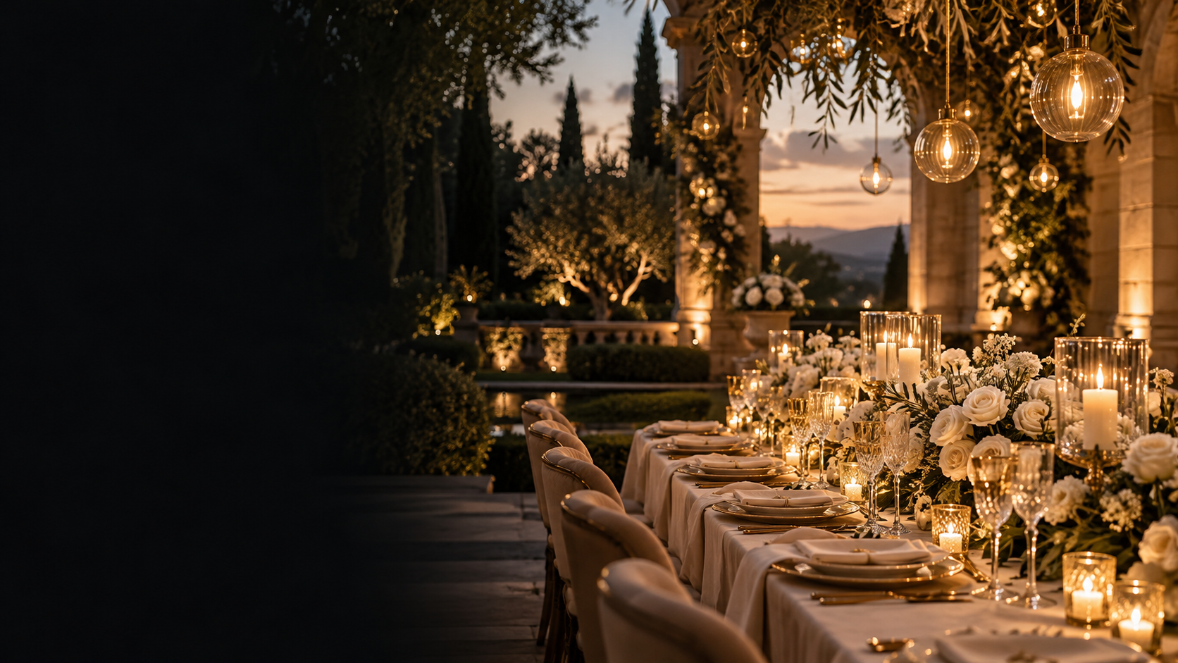Celebração conceitual de casamento com mesa posta, flores brancas, velas e luzes douradas