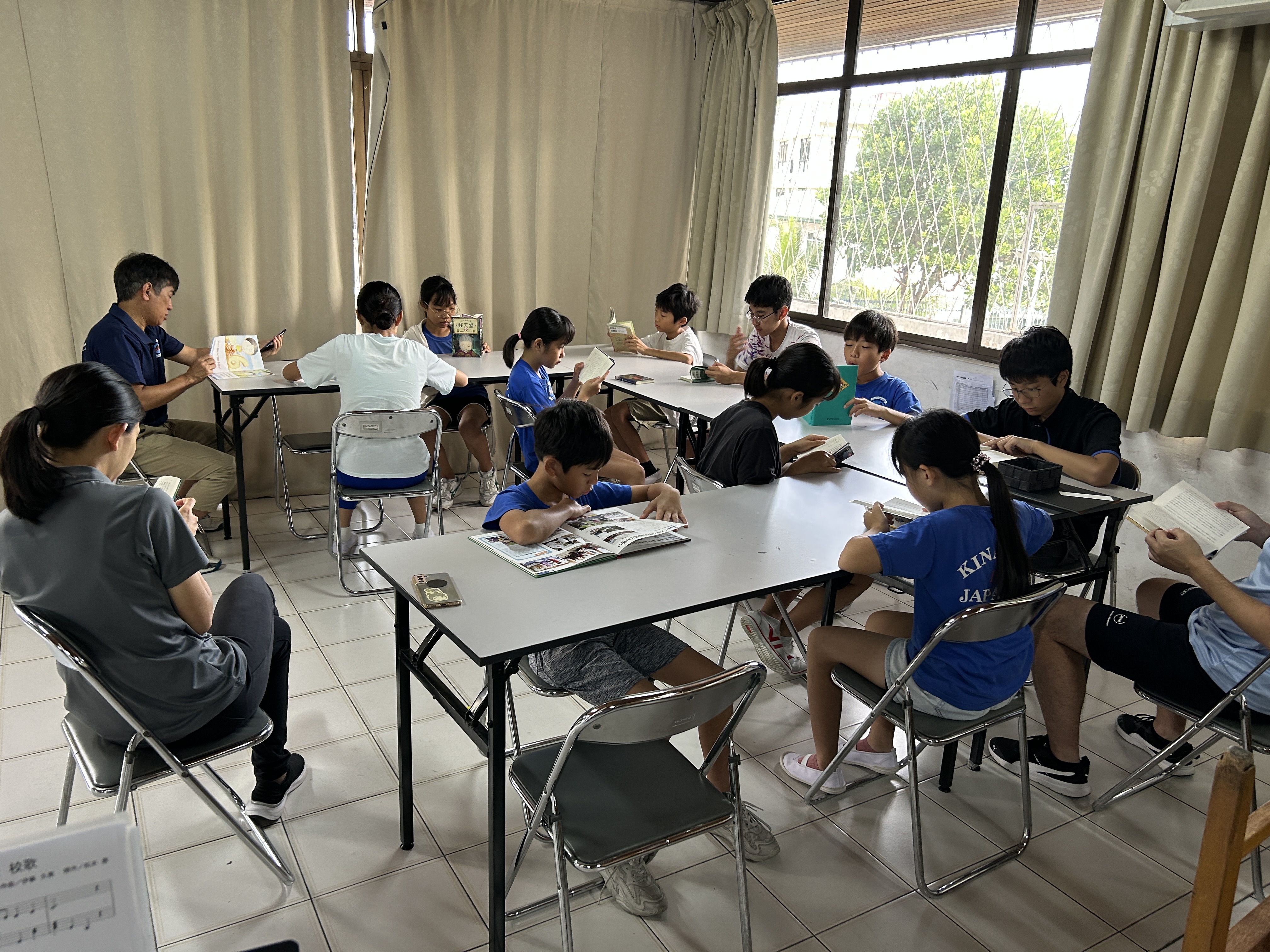 朝読書、良い雰囲気で行っています。