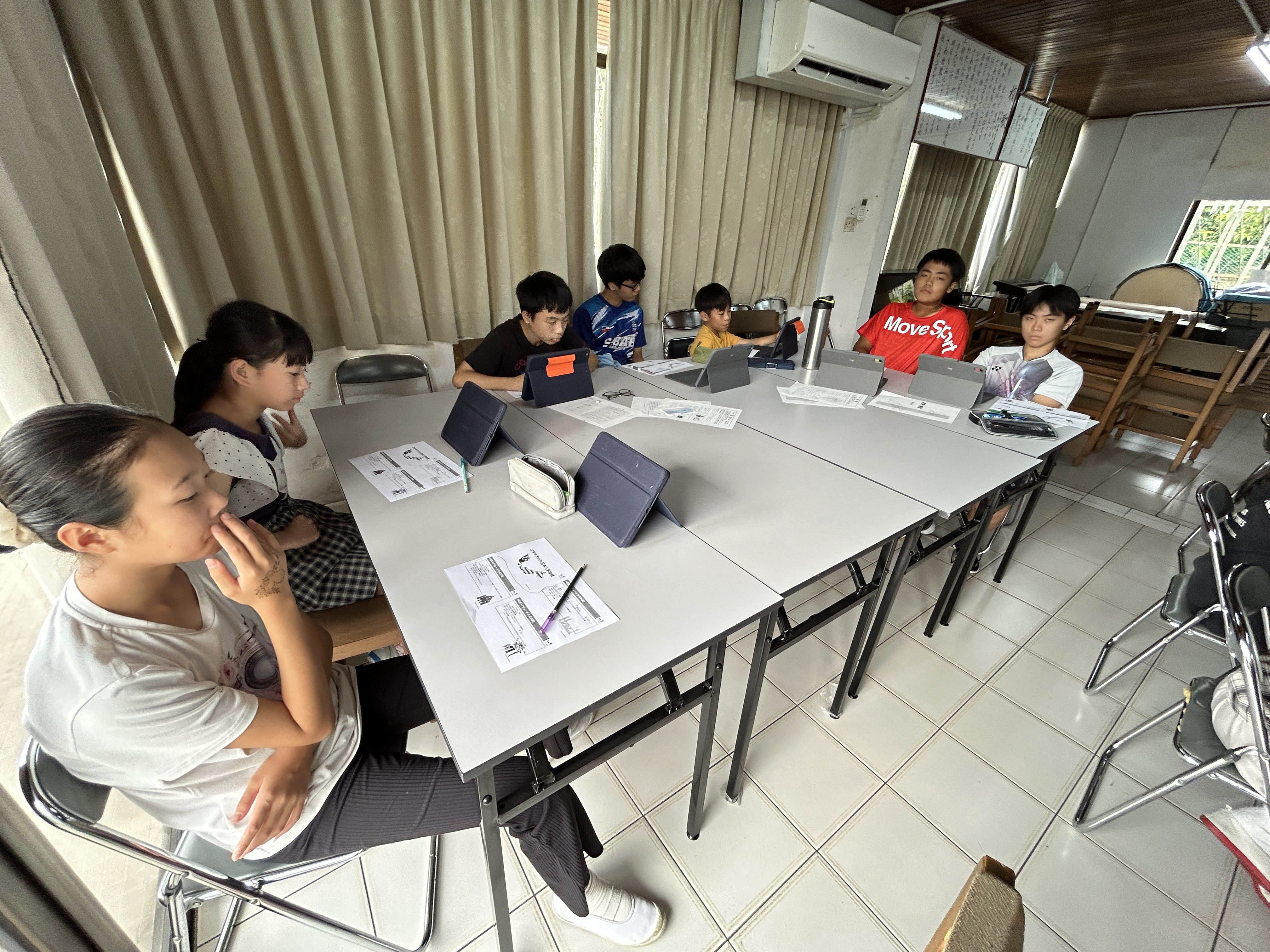 修学旅行の事前 準備をしています。