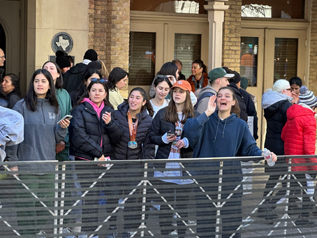 Austin Marathon-Awaiting Their Runner