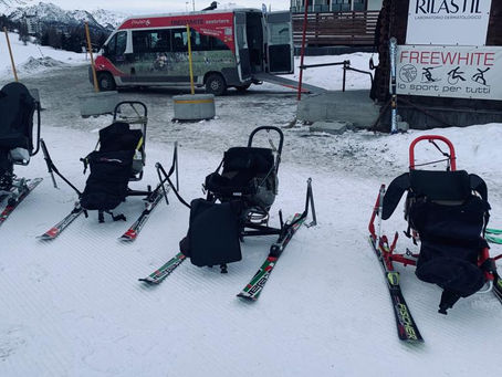 Sciare senza barriere: la terza edizione della scuola di sci per disabili al Sestriere, un'esperienza di sport e inclusione