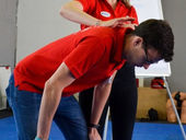 Mýtus 61 — Dusí se! Prořízneme mu krk a strčíme tam brčko.