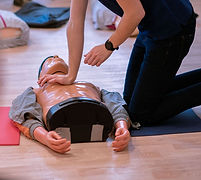 kurz-prvni-pomoci-zazitkem-resuscitace-ken_edited.jpg