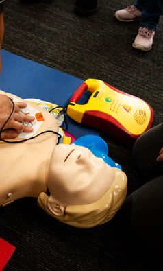 nácvik resuscitace s externím defibrilátorem na kurzu první pomoci opravdovým zážitkem PrPom Praha