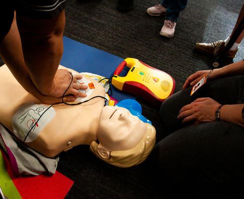 nácvik resuscitace s externím defibrilátorem na kurzu první pomoci opravdovým zážitkem PrPom Praha