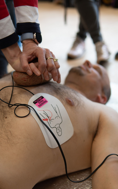 resuscitace pomocí AED na kurzu první pomoci opravdovým zážitkem PrPom Praha