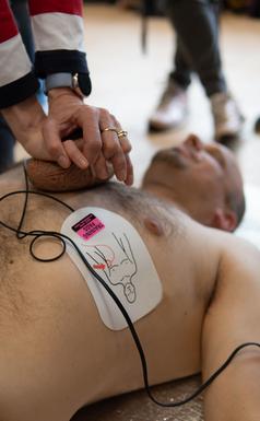 resuscitace pomocí AED na kurzu první pomoci opravdovým zážitkem PrPom Praha