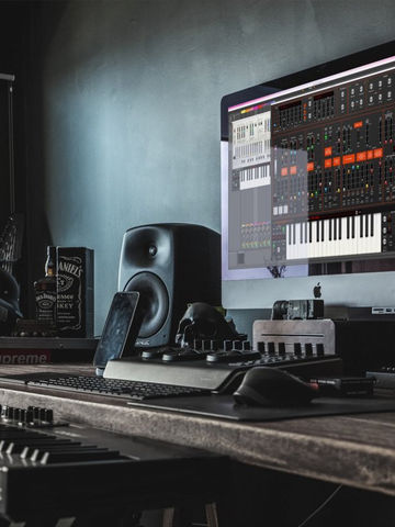 Oddity3 точно эмулирует ARP Odyssey с регулятором Vintage для придания вкуса.