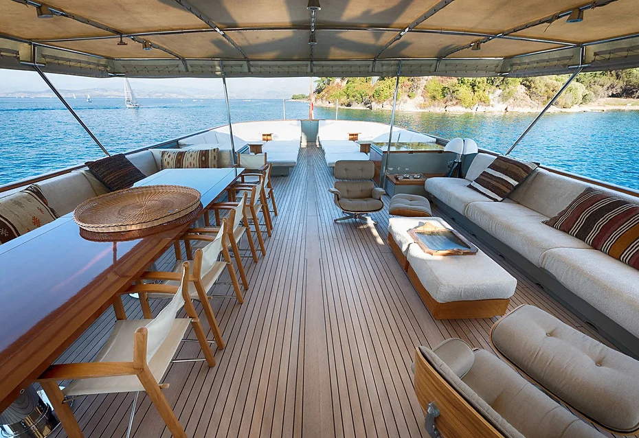 Jura II Flybridge Deck