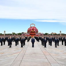 Xi Jinping y líderes del PCCh homenajea a los héroes caídos en el Día de los Mártires de China