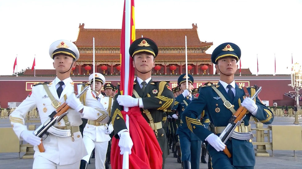 Miles de personas presencian el izamiento de la bandera en Tian’anmen por los 77 años de la República Popular China