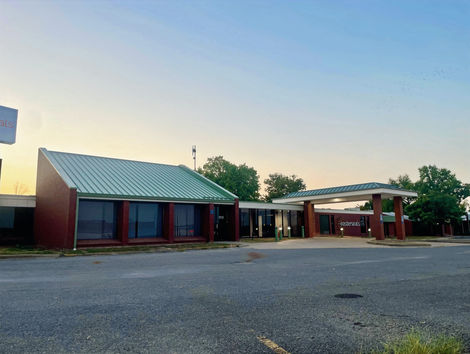 Flat Roof, Metal Roof, Gutter Replacement, Downspout Replacement
Office Building
Cape Girardeau
