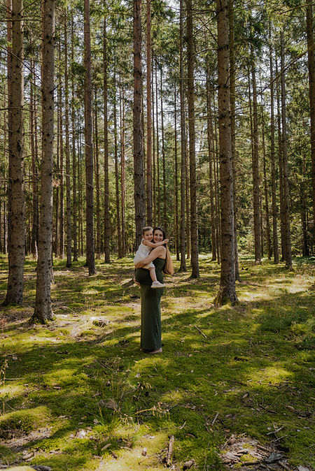Janine Franz schwanger mit Tochter im Wald bei einem natürlichen Schwangerschaftsshooting in Niederösterreich