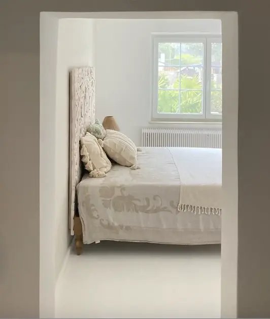 Hauptschlafzimmer - Blick durch die Wandtür im Wohnzimmer BB