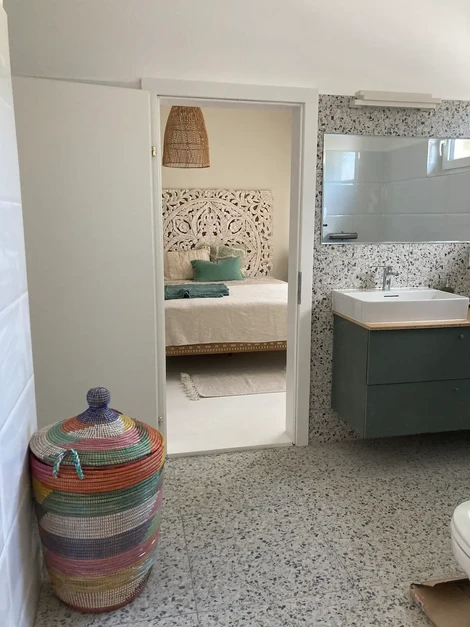 Hauptschlafzimmer und Bad en suite mit Toilette.BB