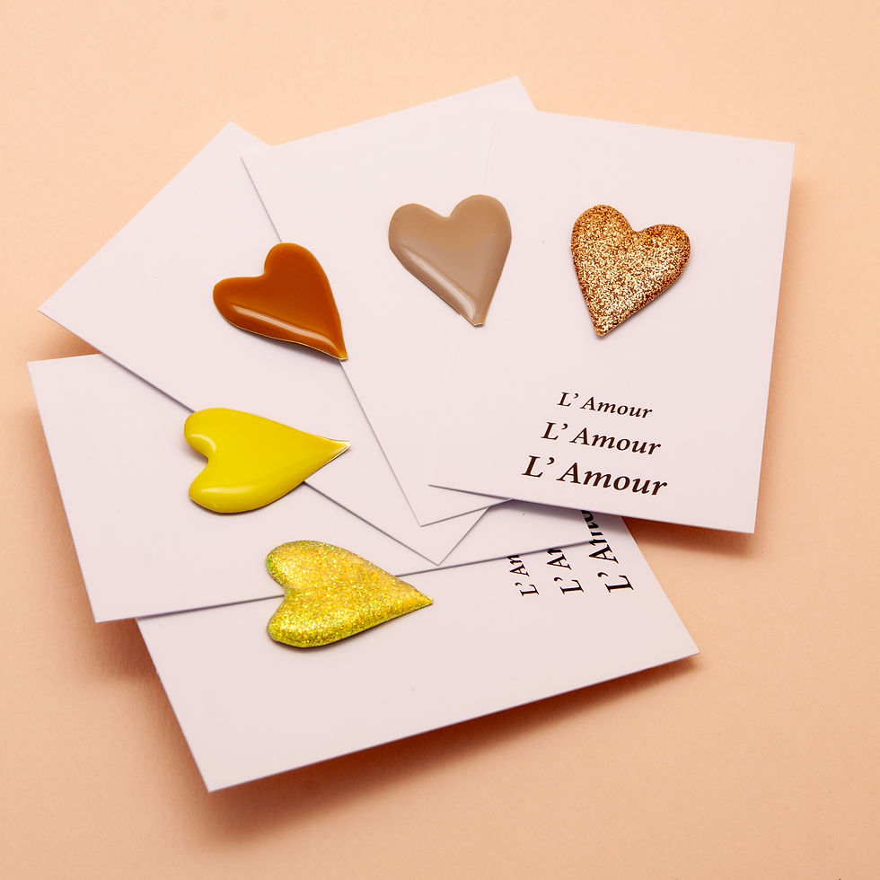 Pin's LOVE couleurs soleil