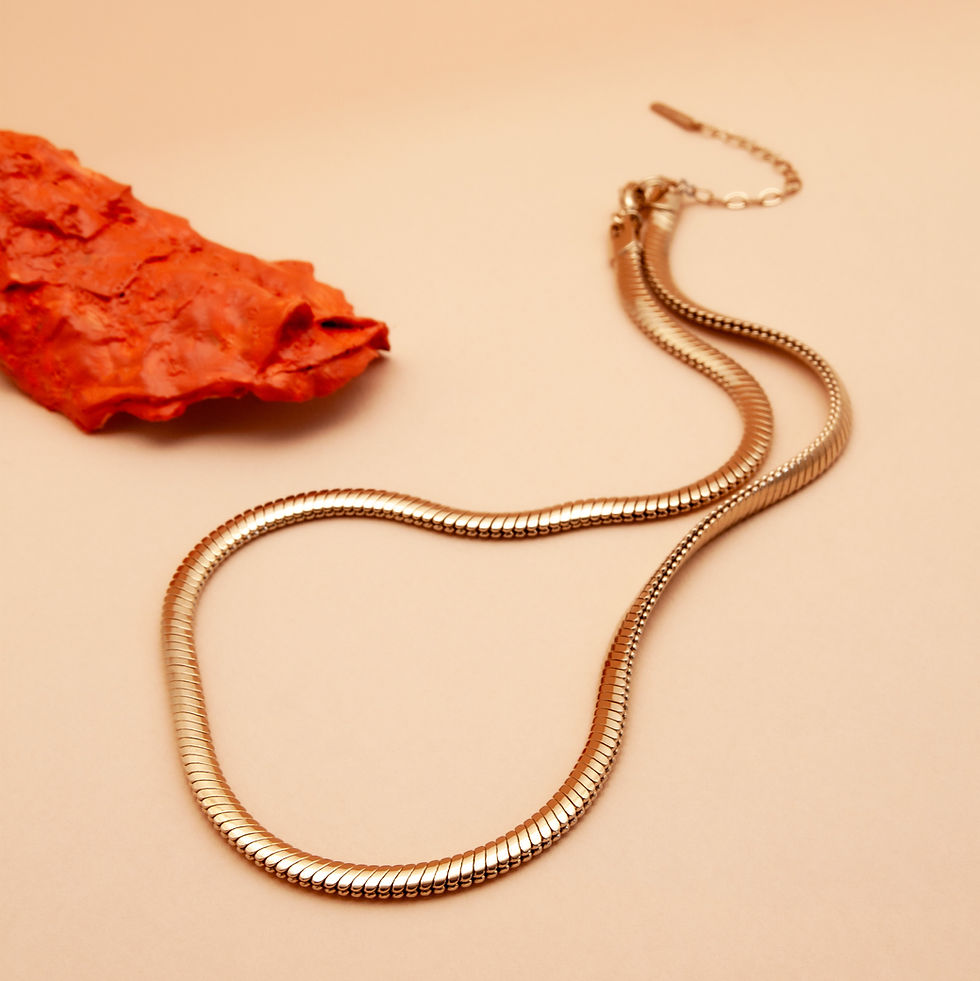 Une sublime maille serpent Vintage à s'enrouler autour du cou. Plaqué or 24K. Dessiné et fabriqué en France.