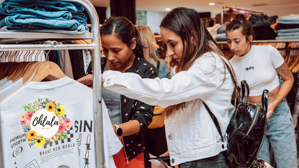 Mujeres viendo un perchero de pantalones de jeans intervenidos
