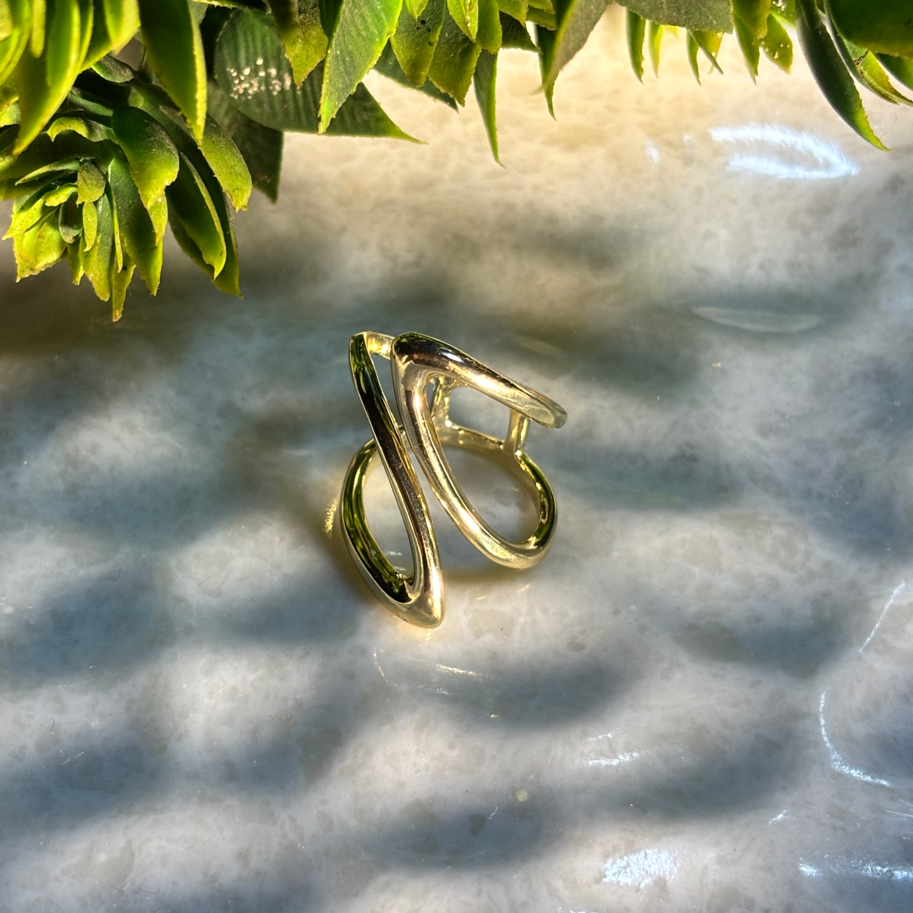 ABSTRACT LINE GOLDEN RING