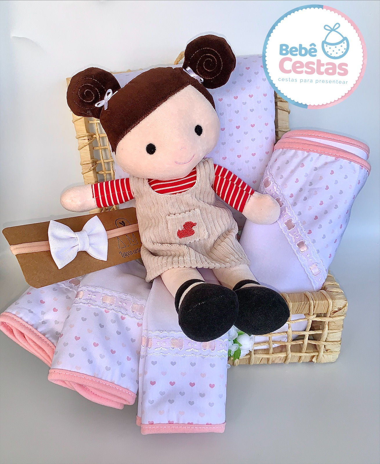 Cesta Boneca Lara com enxoval coração e lacinho