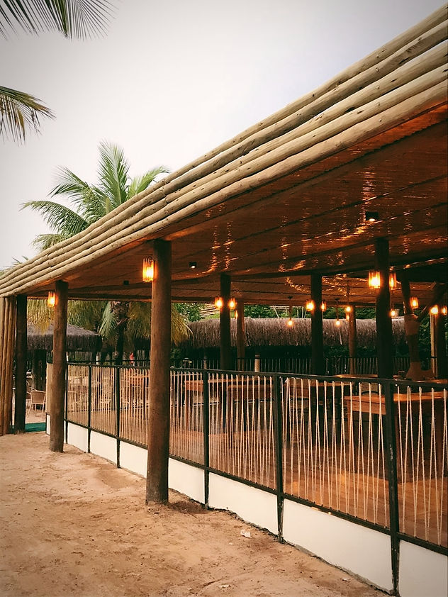 Restaurante planejado com decoração rústica